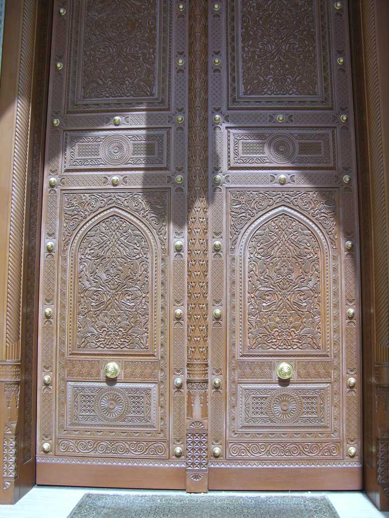 Muscat 04 Grand Mosque 04 Entrance Door Outside Here is the ornate door at the entrance to the main musalla (prayer hall), which is square with each side with an external dimension of 74.4m. The main musalla can hold over 6,500 worshippers, The much smaller women�s musalla can accommodate 750 worshippers. The outer paved ground can hold 8,000 worshippers and there is additional space available in the interior courtyard and the passageways, making a total capacity of up to 20,000 worshippers